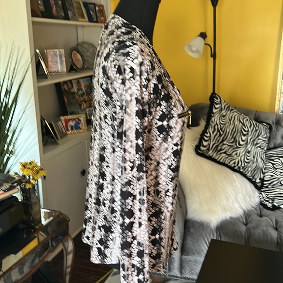 International Concepts snake print pullover shirt w/ gold accent faux pockets - Picture 12 of 13